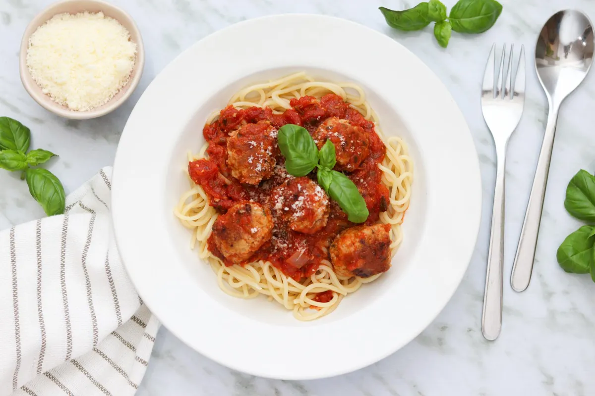 Spaghetti med kødboller i tomatsauce